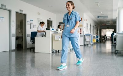 Zuecos para TCAE: qué calzado usar en el trabajo diario